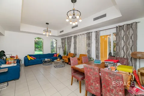 Снять в аренду таунхаус в Арабиан Ранчес, Дубай: 3 спальни, 279м², № 71346 - фото 2