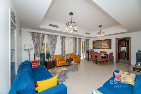 Снять в аренду таунхаус в Арабиан Ранчес, Дубай: 3 спальни, 279м², № 71346 - фото 3