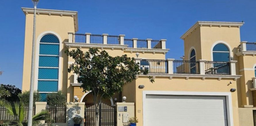 Villa in Dubai 4 bedrooms, 658.1 sq.m. № 41502