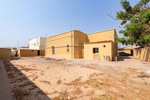 Villa in Al Barsha, Dubai 5 bedrooms, 350 sq.m. № 142177 - photo 18