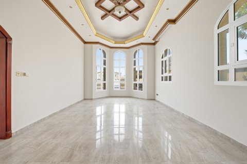 Villa in Al Barsha, Dubai 5 bedrooms, 350 sq.m. № 142177 - photo 2