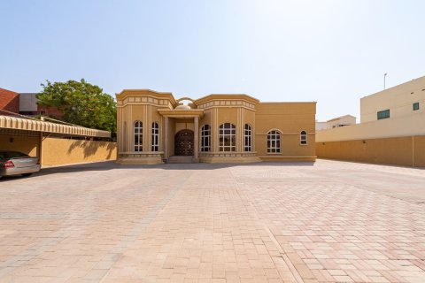 Villa in Al Barsha, Dubai 5 bedrooms, 350 sq.m. № 142177 - photo 21