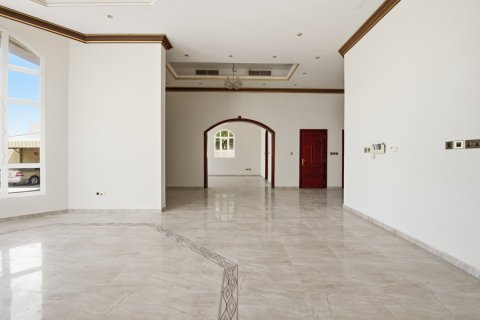 Villa in Al Barsha, Dubai 5 bedrooms, 350 sq.m. № 142177 - photo 6