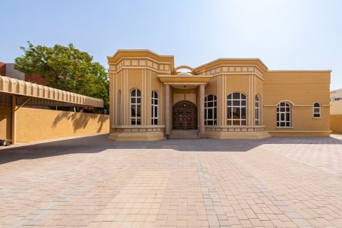 Villa in Al Barsha, Dubai 5 bedrooms, 350 sq.m. № 142177 - photo 22