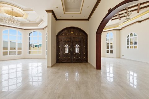Villa in Al Barsha, Dubai 5 bedrooms, 350 sq.m. № 142177 - photo 5