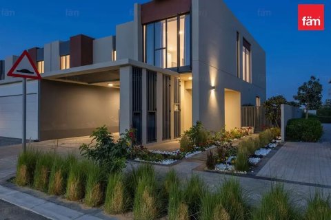 Таунхаус в Дубае, 3 спальни, 252м², № 95615