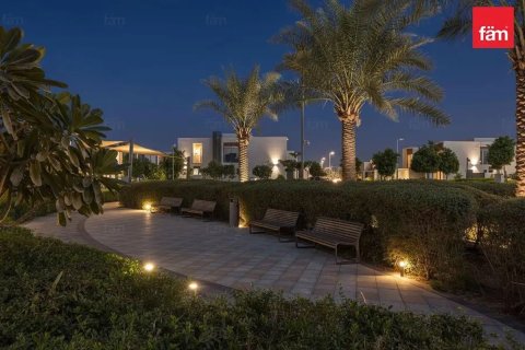 Снять в аренду таунхаус в Дубае: 3 спальни, 252м², № 95615 - фото 2
