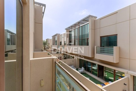 Villa in Meydan, Dubai 4 bedrooms, 290.79 sq.m. № 127049 - photo 23