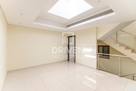 Villa in Meydan, Dubai 4 bedrooms, 290.79 sq.m. № 127049 - photo 9