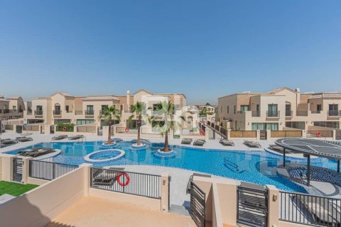 Adosado en Jumeirah Golf Estates, Dubai, 3 dormitorios, 204 m², № 21842 - foto 1