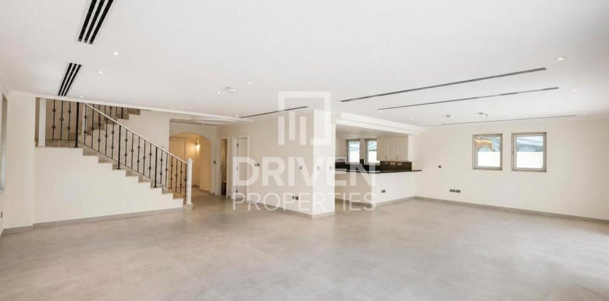 Villa in Jumeirah Park, Dubai 4 bedrooms, 781.59 sq.m. № 143176