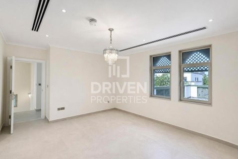 Villa in Jumeirah Park, Dubai 4 bedrooms, 781.59 sq.m. № 143176 - photo 8