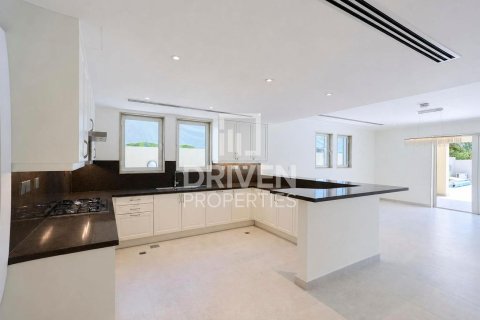 Villa in Jumeirah Park, Dubai 4 bedrooms, 781.59 sq.m. № 143176 - photo 15