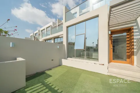 Villa in Al Furjan, Dubai 4 bedrooms, 152 sq.m. № 71194 - photo 1