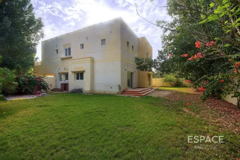 Villa in Meadows, Dubai 4 bedrooms, 337 sq.m. № 61844 - photo 1