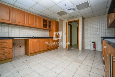 Apartment in Jumeirah Lake Towers, Dubai 2 bedrooms, 183 sq.m. № 14996 - photo 11