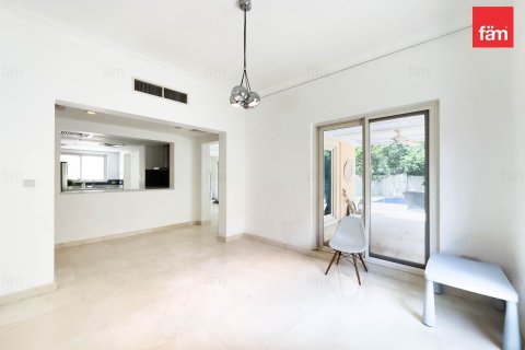 Villa en Dubai Sports City, Dubai, 4 dormitorios, 642.1 m², № 43083 - foto 9