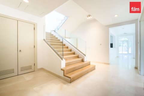 Villa en Dubai Sports City, Dubai, 4 dormitorios, 642.1 m², № 43083 - foto 7
