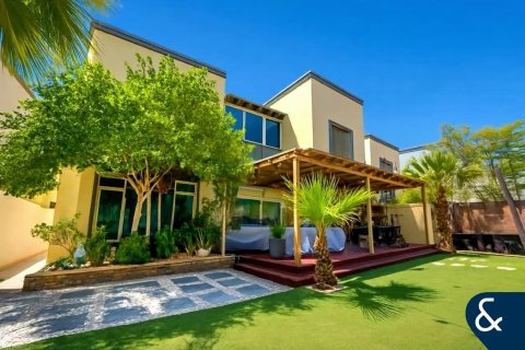 Villa in Regional, Jumeirah Park, Dubai 3 bedrooms, 680 sq.m. № 76323 - photo 1