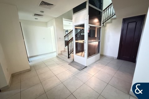 Villa in Victory Heights, Dubai Sports City, Dubai 5 bedrooms, 1269 sq.m. № 98922 - photo 3