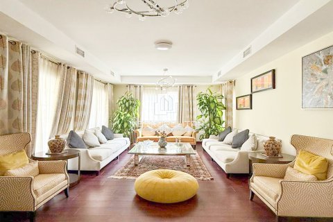 Купить виллу в Мудоне, Дубай: 5 спален, 530м², № 74171 - фото 3