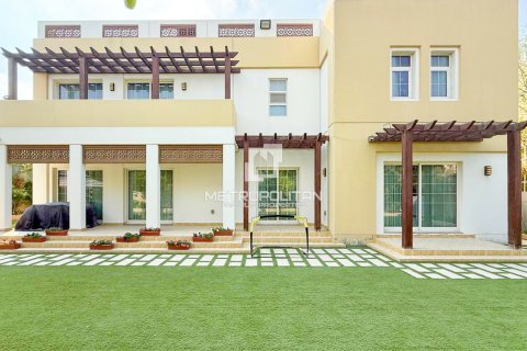 Купить виллу в Мудоне, Дубай: 5 спален, 530м², № 74171 - фото 2