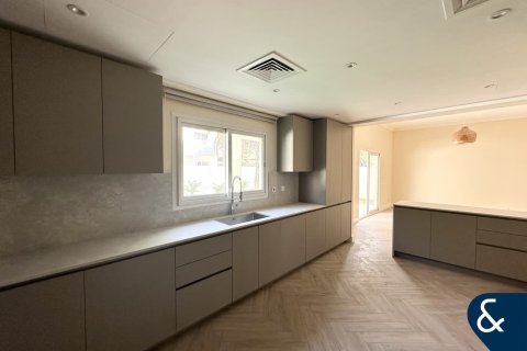 Villa en Meadows, Dubai, 4 dormitorios, 540 m², № 76764 - foto 5