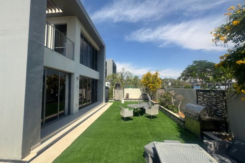 Villa in Dubai 4 bedrooms, 432 sq.m. № 101222 - photo 2