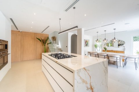 Купить виллу в Дубае: 5 спален, 409м², № 101223 - фото 8