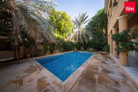 Снять в аренду виллу в Дубае: 5 спален, 570.8м², № 71640 - фото 3