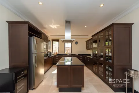 Villa in Palm Jumeirah, Dubai 4 bedrooms, 581 sq.m. № 61712 - photo 6