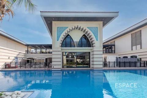 Villa in Palm Jumeirah, Dubai 4 bedrooms, 581 sq.m. № 61712 - photo 1