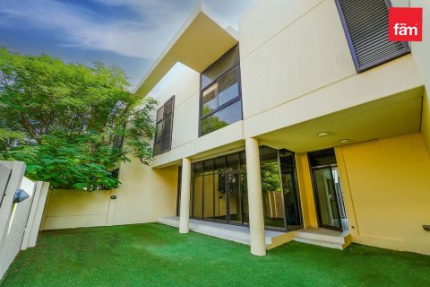 Снять в аренду виллу в Дубае: 3 спальни, 253м², № 67419 - фото 4