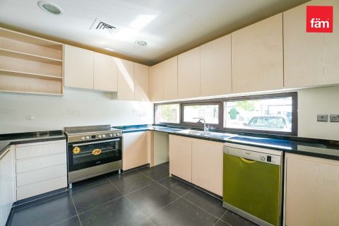 Снять в аренду виллу в Дубае: 3 спальни, 253м², № 67419 - фото 10