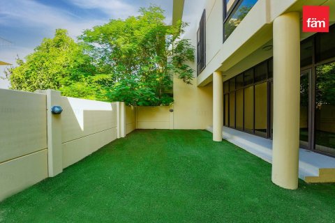 Снять в аренду виллу в Дубае: 3 спальни, 253м², № 67419 - фото 1