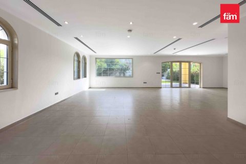 Villa in Dubai 4 bedrooms, 740 sq.m. № 70619 - photo 4