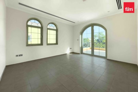 Villa in Dubai 4 bedrooms, 740 sq.m. № 70619 - photo 8