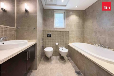 Villa in Dubai 4 bedrooms, 740 sq.m. № 70619 - photo 28