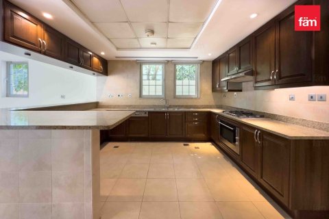 Villa in Dubai 4 bedrooms, 740 sq.m. № 70619 - photo 12