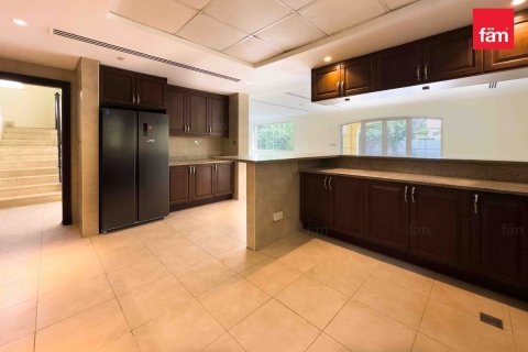 Villa in Dubai 4 bedrooms, 740 sq.m. № 70619 - photo 11