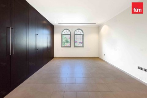 Villa in Dubai 4 bedrooms, 740 sq.m. № 70619 - photo 15