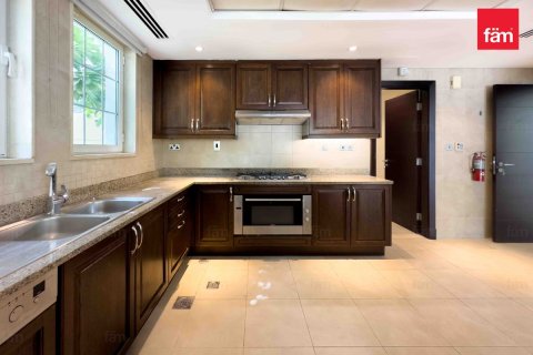 Villa in Dubai 4 bedrooms, 740 sq.m. № 70619 - photo 10