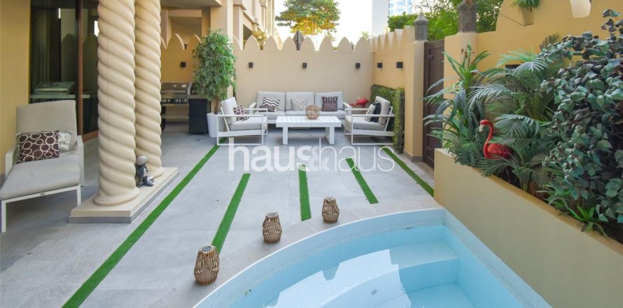 Townhouse in Palm Jumeirah, Dubai 3 bedrooms, 484 sq.m. № 44651
