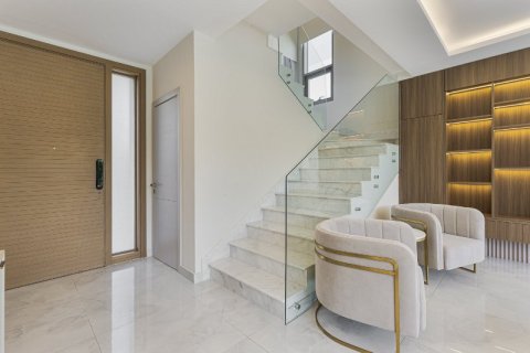 Villa in Dubai 5 bedrooms, 557.01 sq.m. № 110544 - photo 2