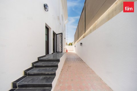 Villa in Al Barsha, Dubai 4 bedrooms, 937.8 sq.m. № 113579 - photo 29
