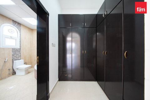 Villa in Al Barsha, Dubai 4 bedrooms, 937.8 sq.m. № 113579 - photo 12