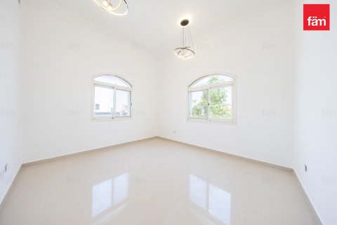 Villa in Al Barsha, Dubai 4 bedrooms, 937.8 sq.m. № 113579 - photo 18