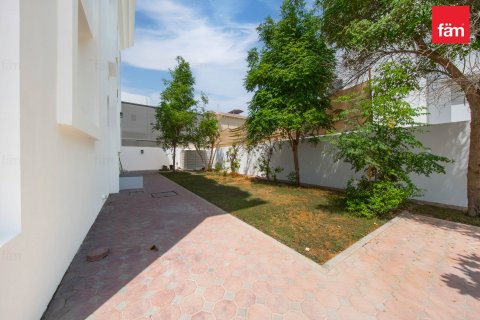 Villa in Al Barsha, Dubai 4 bedrooms, 937.8 sq.m. № 113579 - photo 25