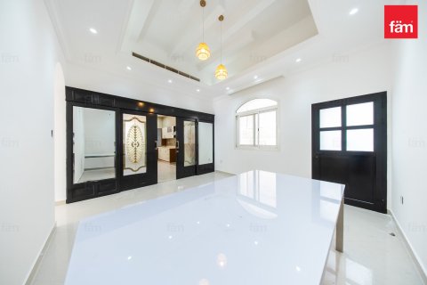 Villa in Al Barsha, Dubai 4 bedrooms, 937.8 sq.m. № 113579 - photo 20
