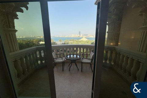 Купить апартаменты в отеле в The Crescent, Пальма Джумейра, Дубай: студию, 63м², № 75211 - фото 3